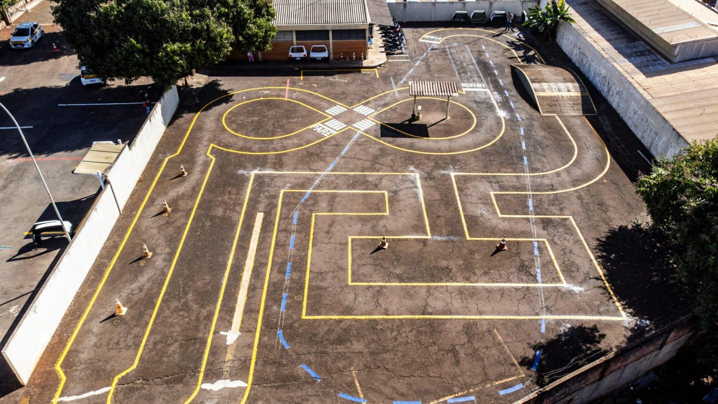 Luftbild einer Fahrprüfungsstrecke in Londrina, Brasilien, mit markierten Fahrspuren und Fahrwegmarkierungen.